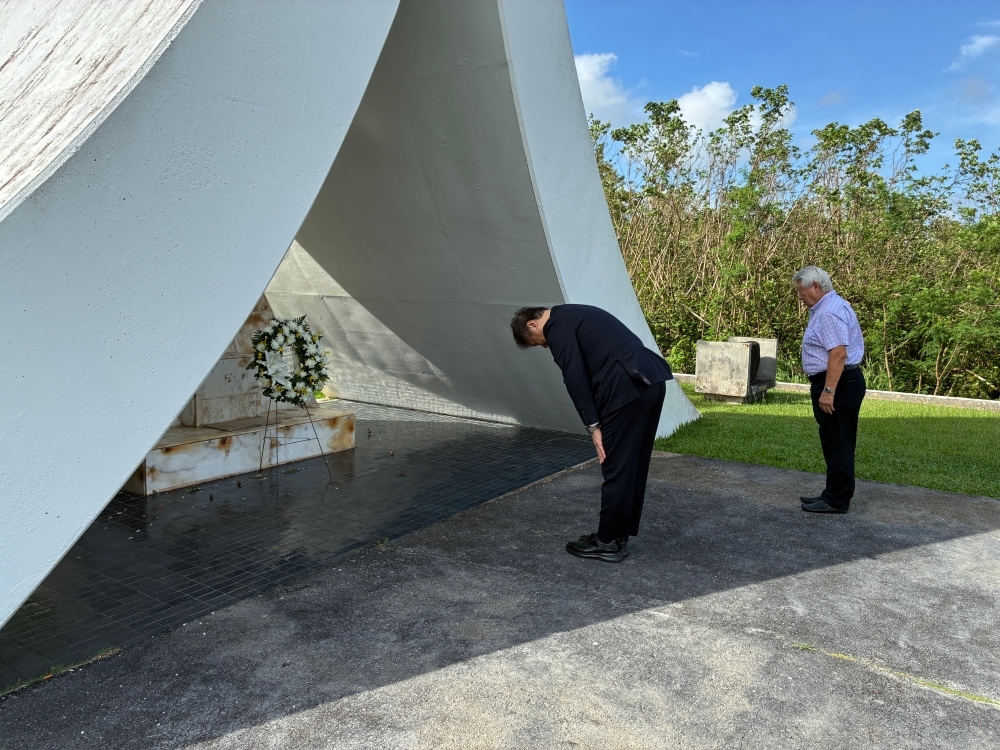 State Minister Horii laying Wreath at the South Pacific Memorial Park in Guam