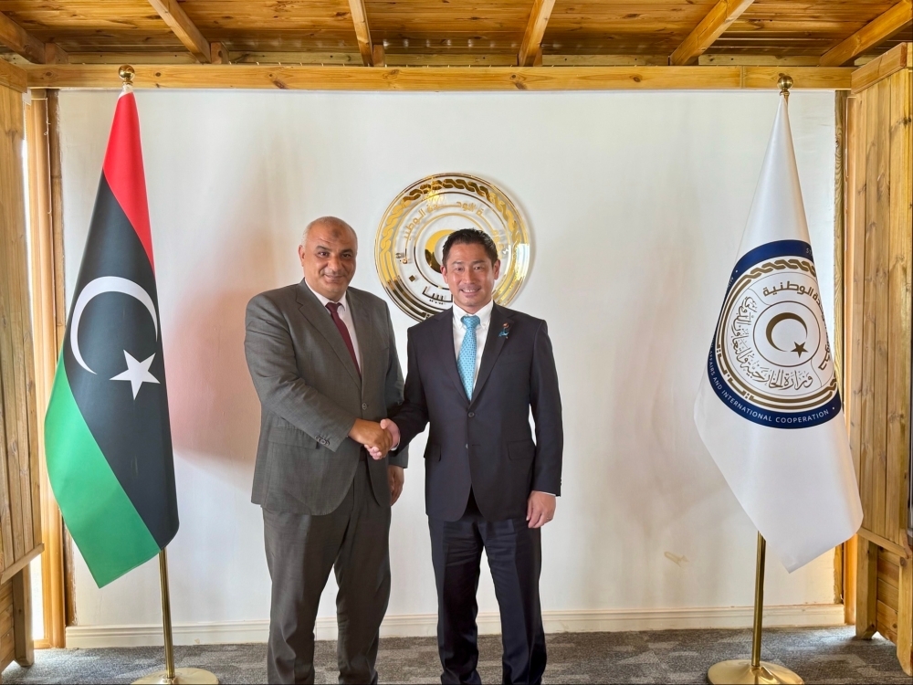Parliamentary Vice-Minister ONISHI shaking hands with Mr. ELHASSAN, Deputy Minister for Asian and Australian Affairs, Ministry of Foreign Affairs and International Cooperation