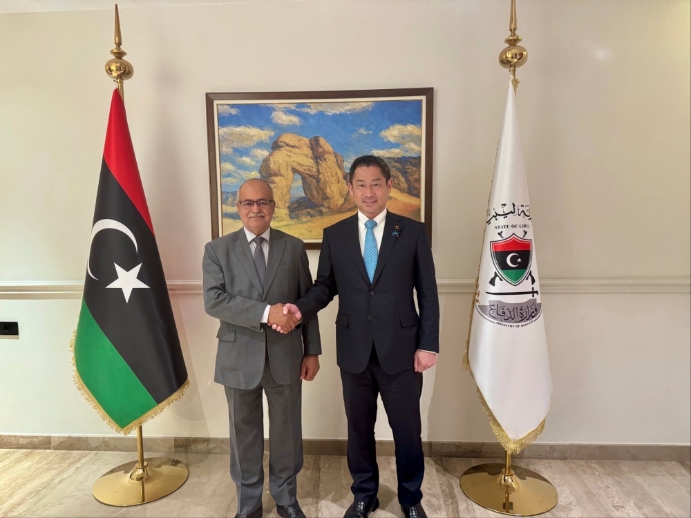 Parliamentary Vice-Minister ONISHI shaking hands with Mr. ASHTEWI, Director of the Minister's Office, Ministry of Defense