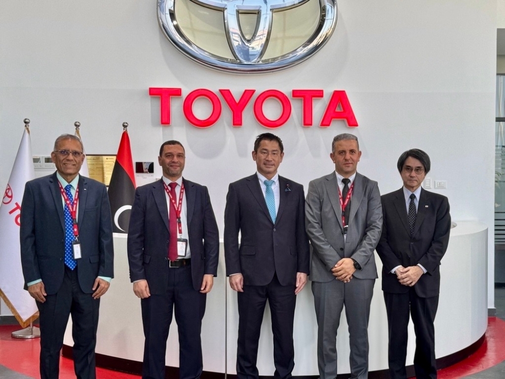 Commemorative photo with Parliamentary Vice-Minister ONISHI and the Toyota staff