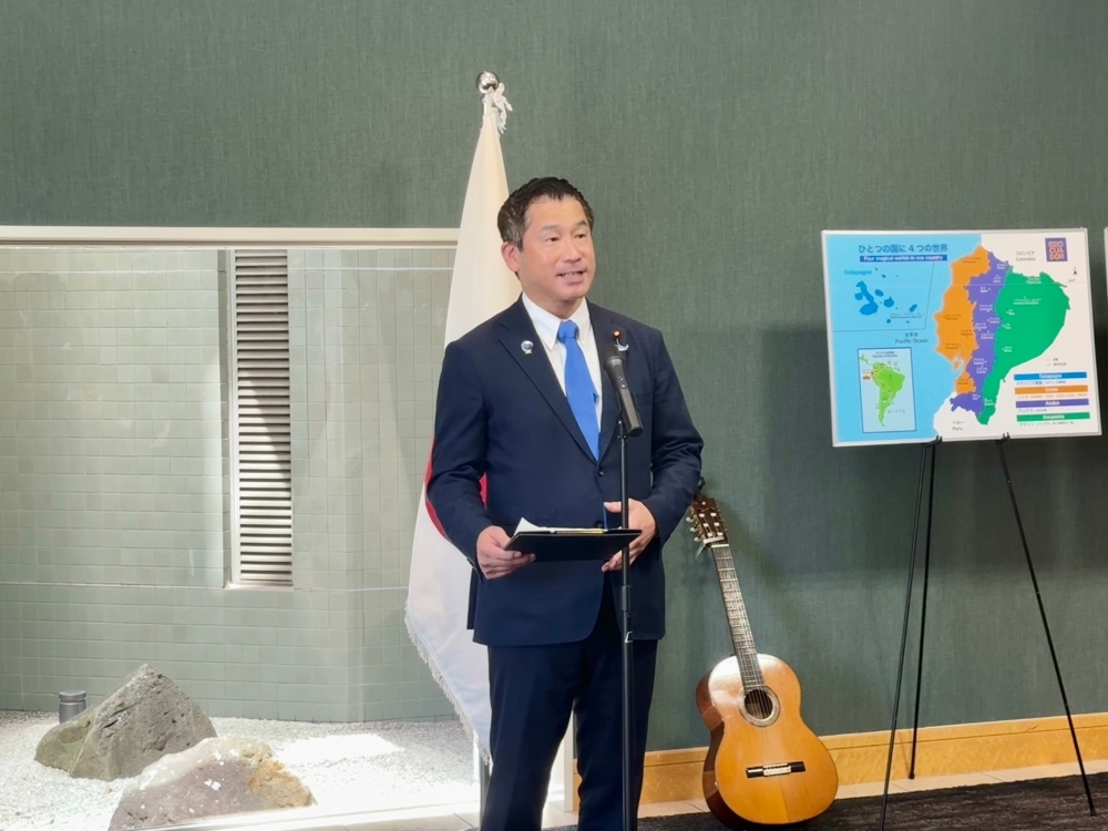 Parliamentary Vice-Minister ONISHI delivering remarks at the reception