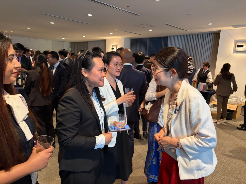 State Minister KUNIMITSU engaging with attendees at the reception