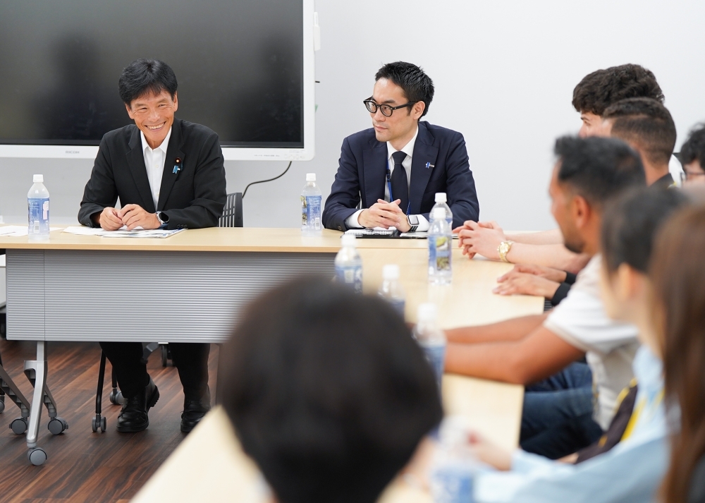 Parliamentary Vice-Minister SHIMADA exchanging views with the delegation of outstanding students