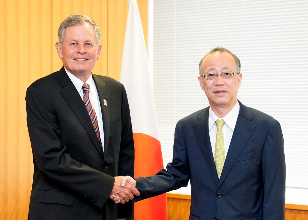 Vice Minister FUNAKOSHI shaking hands with  with Senator Steve Daines
