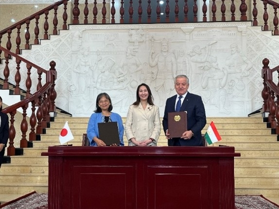 Parliamentary Vice-Minister ERI taking a photo with Foreign Minister MUHRIDDIN during the signing ceremony