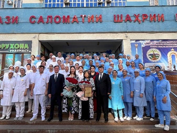 Group photo of Parliamentary Vice-Minister ERI and staffs of the city health care center No. 14 in Dushanbe City