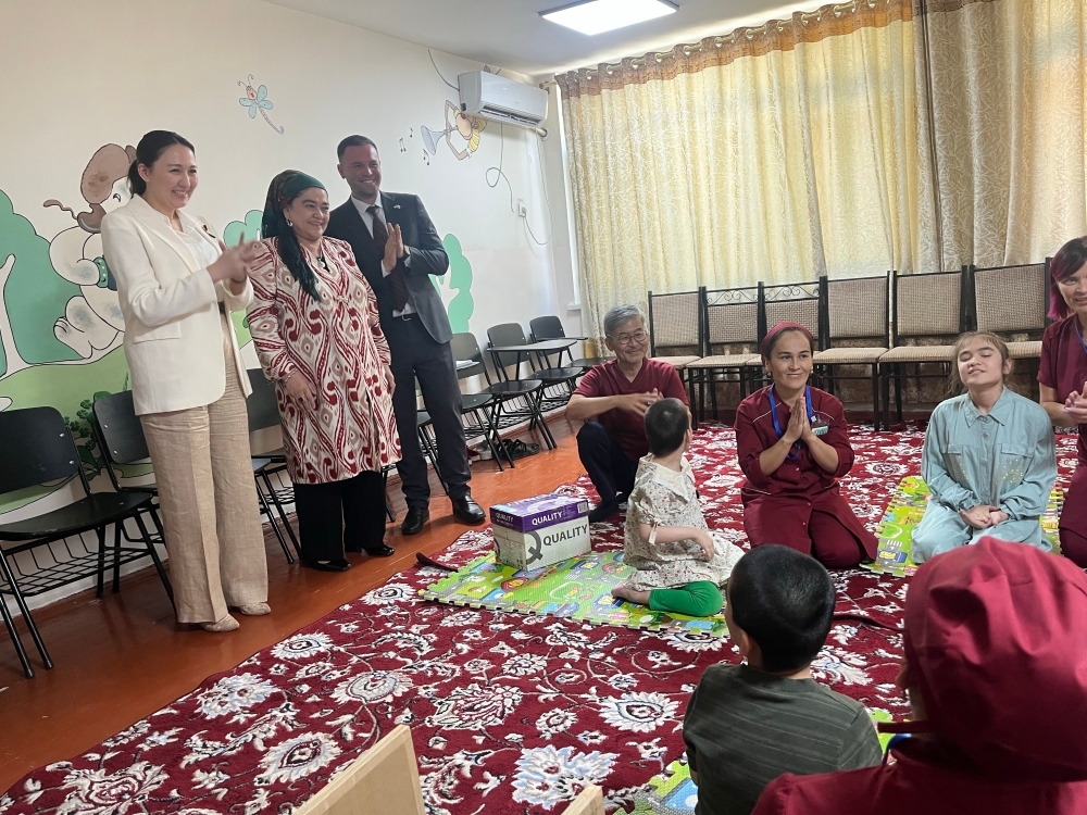 Parliamentary Vice-Minister ERI visiting a room where children of the rehabilitation center are doing some activities