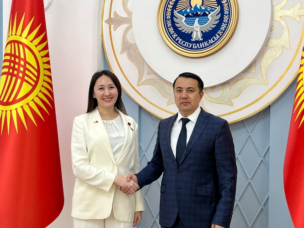Parliamentary Vice-Minister ERI shaking hands with Speaker of the Parliament Mamataliev