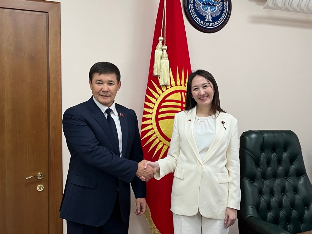Parliamentary Vice-Minister ERI shaking hands with Chairman Masabilov