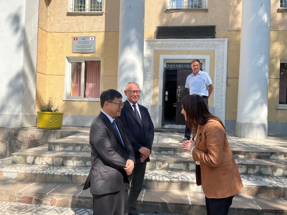 Parliamentary Vice-Minister ERI visiting the Japan Center