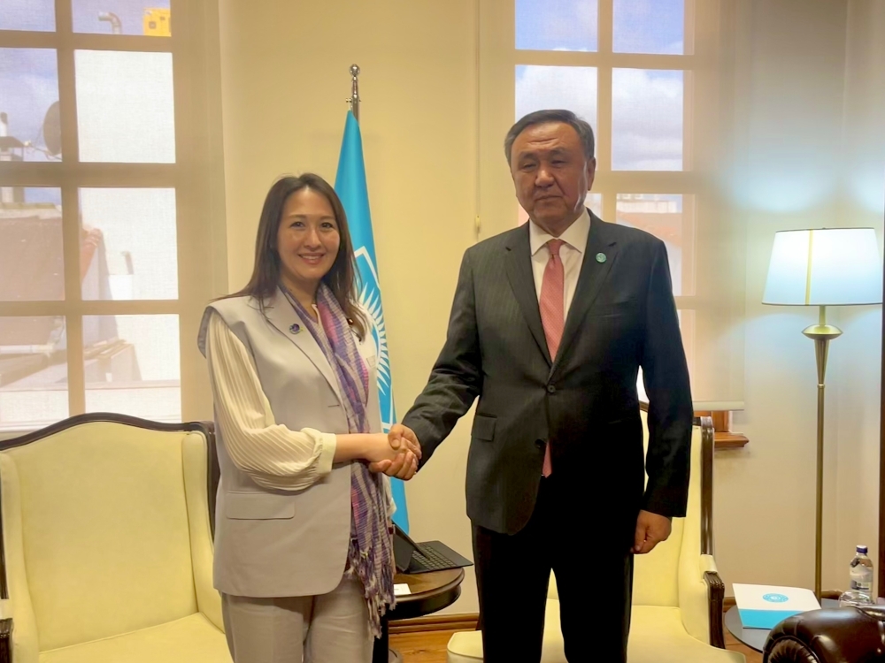 Parliamentary Vice-Minister ERI shaking hands with Secretary General Omuraliev