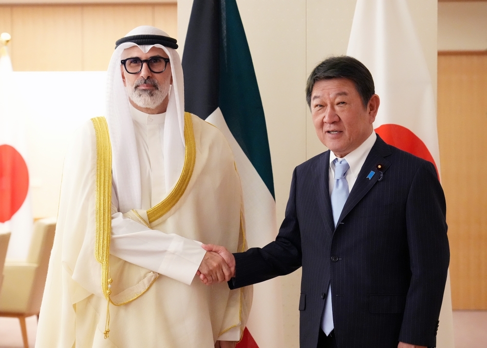 Foreign Ministers MOTEGI shaking hands with Minister Jarrah