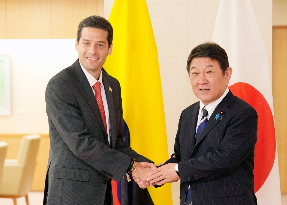 Foreign Ministers MOTEGI shaking hands with Minister Gómez