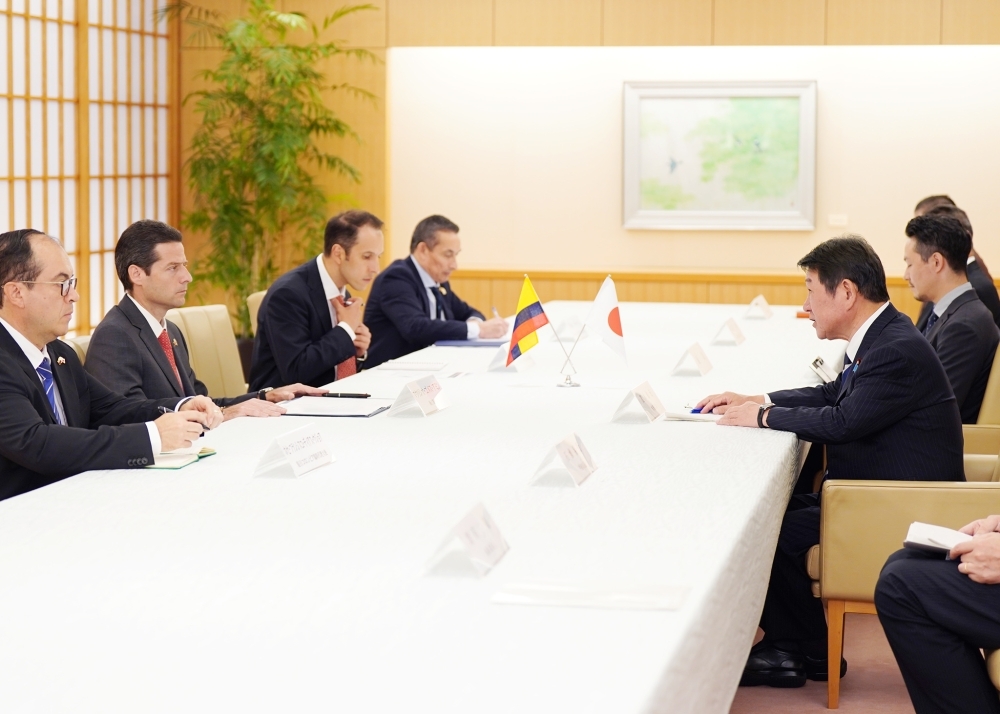 Foreign Ministers MOTEGI in conversation with Minister Gómez