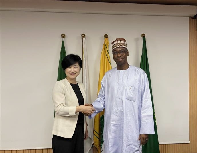 Ms. TAKAHASHI Director-General for African Affairs Department, Ministry of Foreign Affairs shaking hands with Dr. Dunoma Umar AHMED