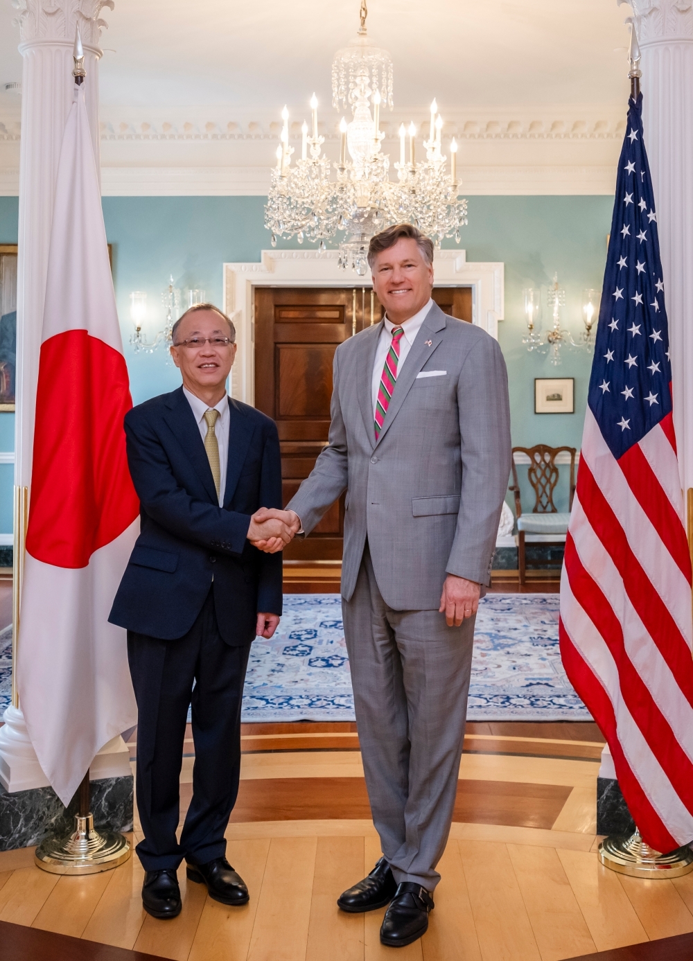 Vice-Minister FUNAKOSHI shaking hands with Deputy Secretary Landau