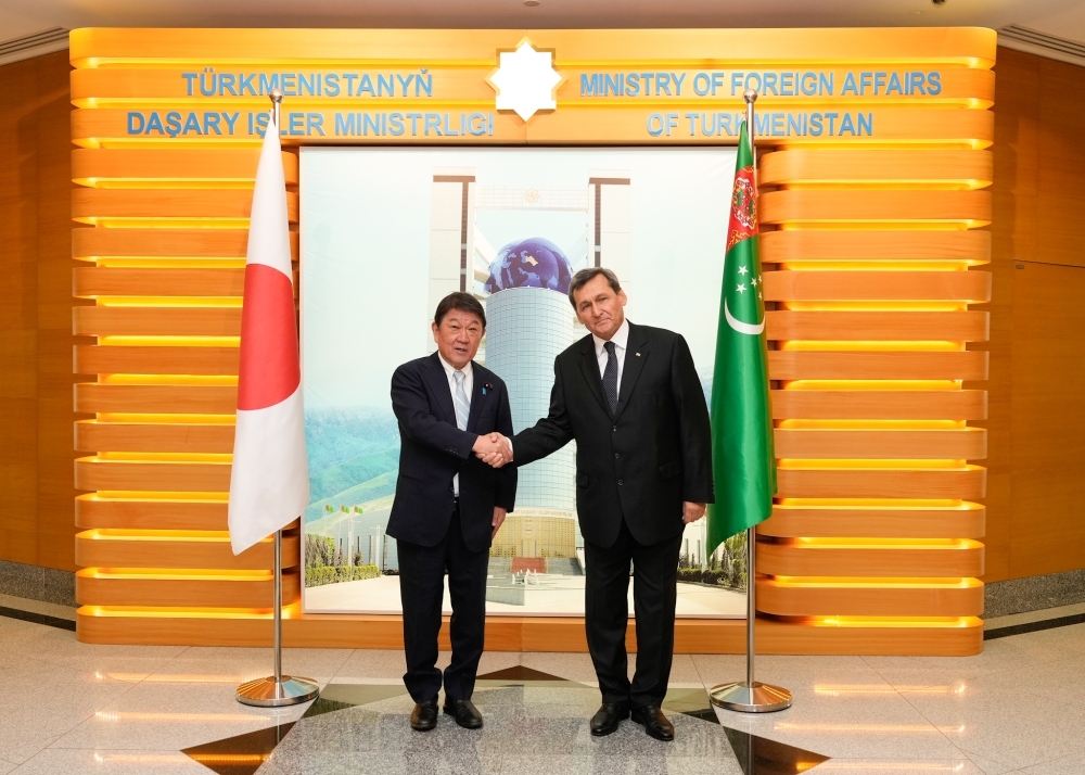 Foreign Minister Motegi shaking hands with Deputy Chairman of the Cabinet of Ministers and Minister of Foreign Affairs Meredov