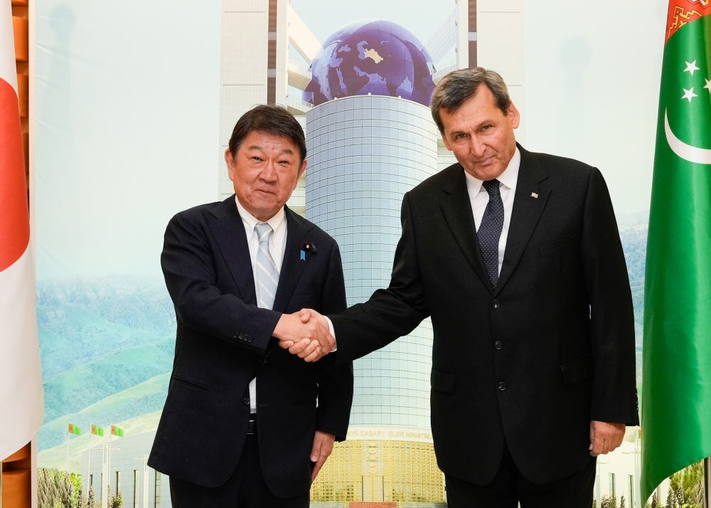 Foreign Minister Motegi shaking hands with Deputy Chairman of the Cabinet of Ministers and Minister of Foreign Affairs Meredov