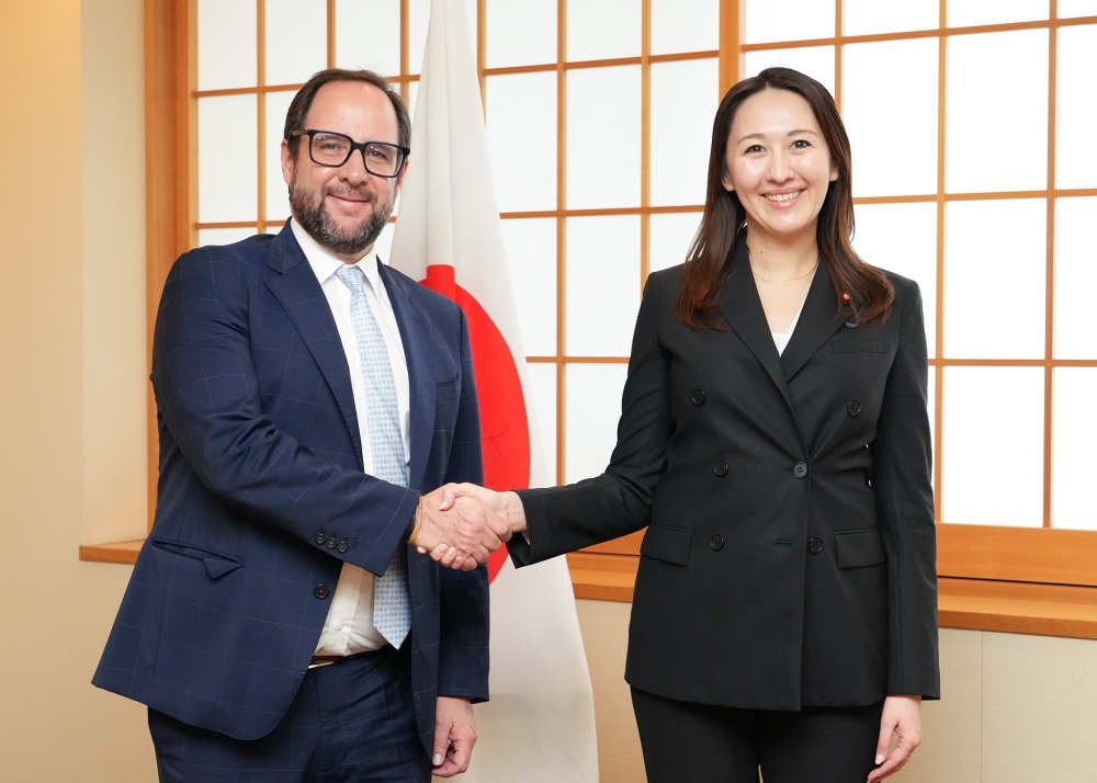 Parliamentary Vice-Ministe Eri shaking hands with Vice-Minister Arce