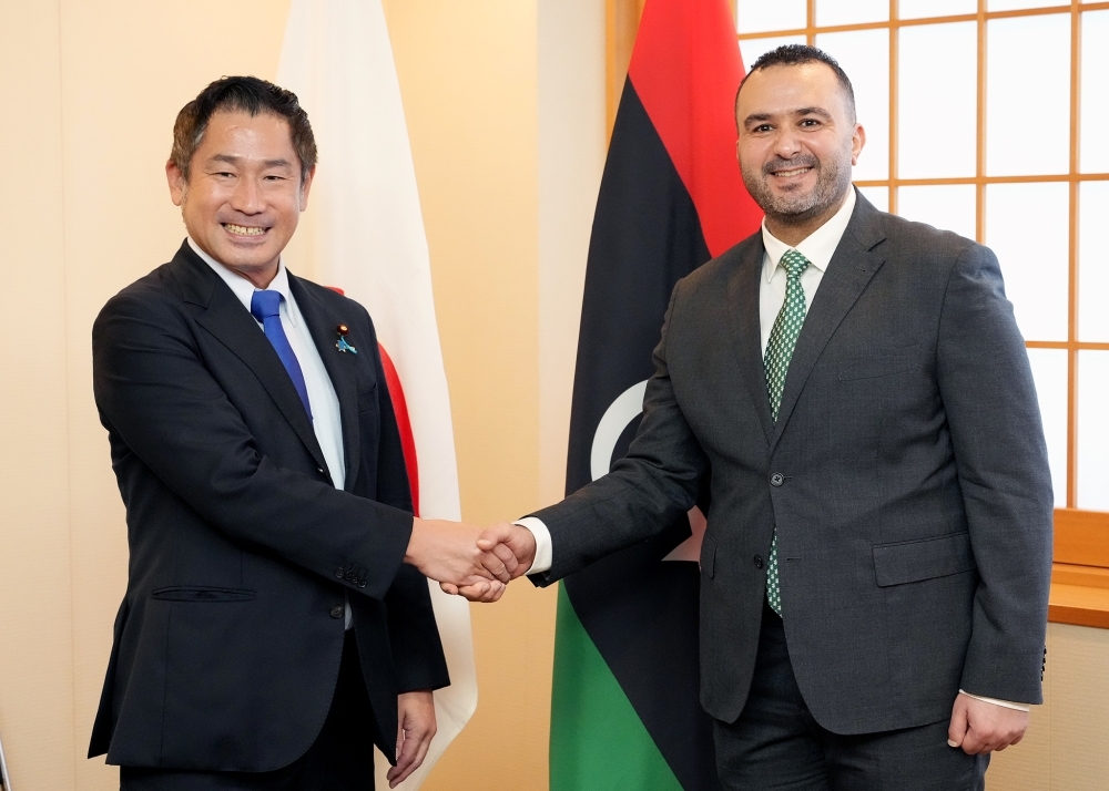 Parliamentary Vice-Minister ONISHI shaking hands with Minister Al-Ghouj