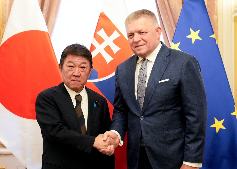 Foreign Ministers MOTEGI shaking hands with Prime Minister Fico