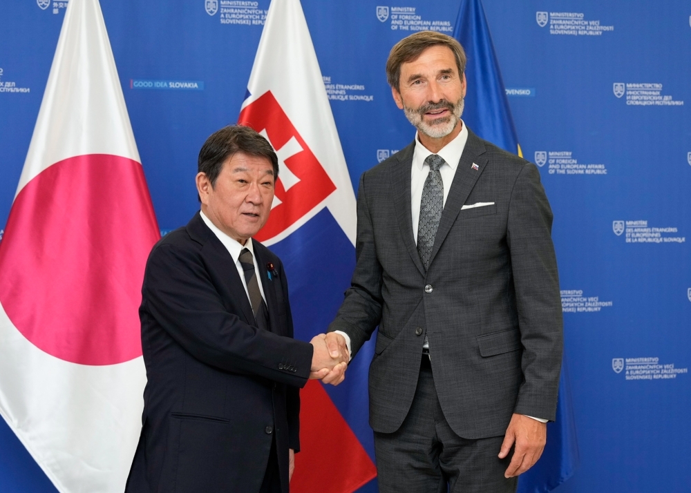 Foreign Ministers MOTEGI shaking hands with Minister Blanár