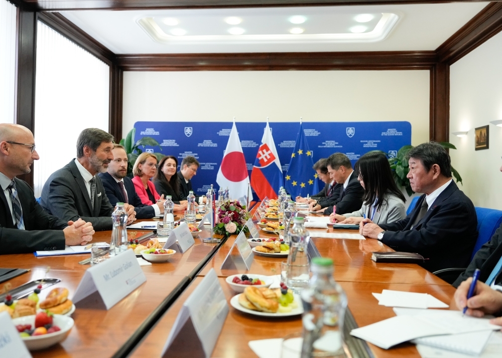 Foreign Ministers MOTEGI held a meeting with Minister Blanár