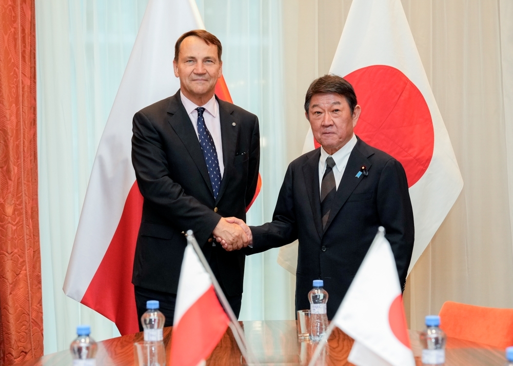 Foreign Ministers MOTEGI shaking hands with Minister Sikorski