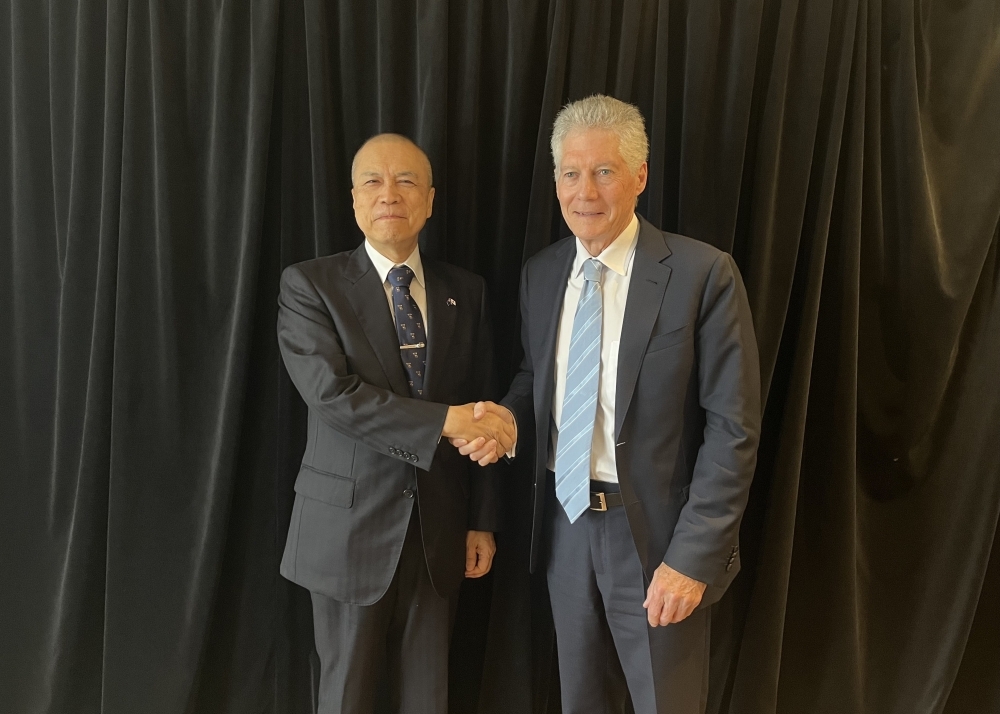 Both Speakers shake hands