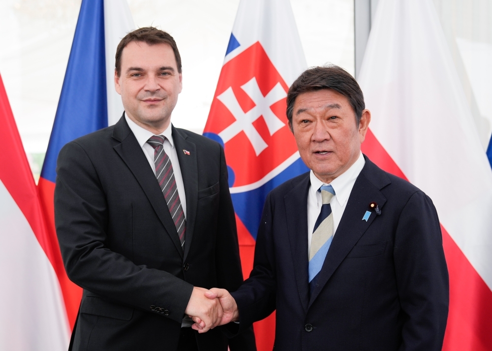 Foreign Ministers MOTEGI shaking hands with Minister Macinka