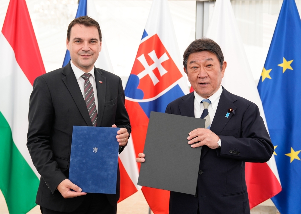 Foreign ministers exchange the signed documents