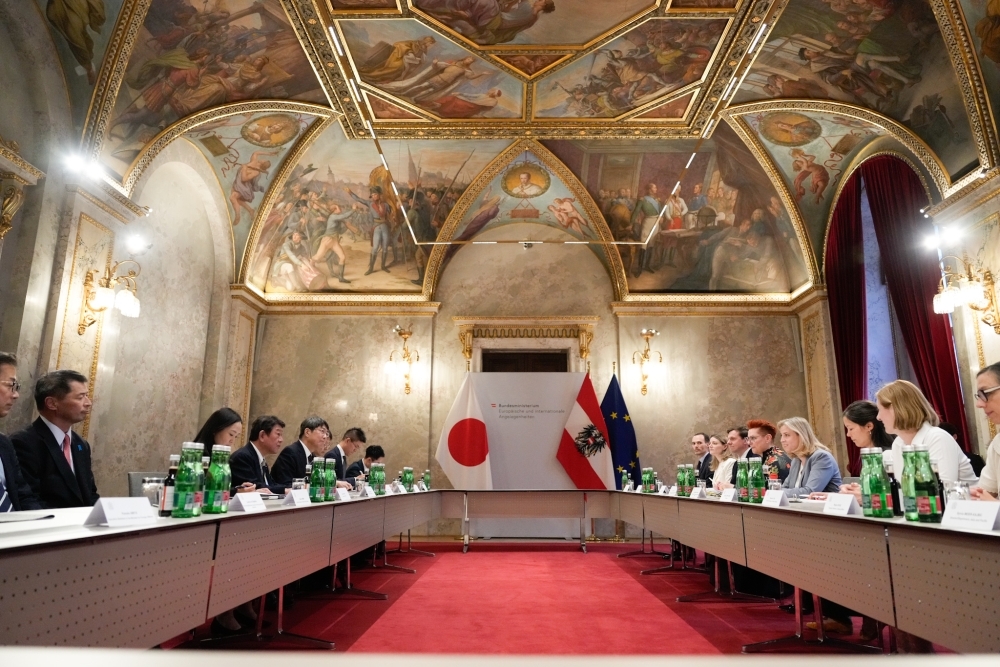 The two Ministers in the Japan-Austria Foreign Ministers’ Meeting
