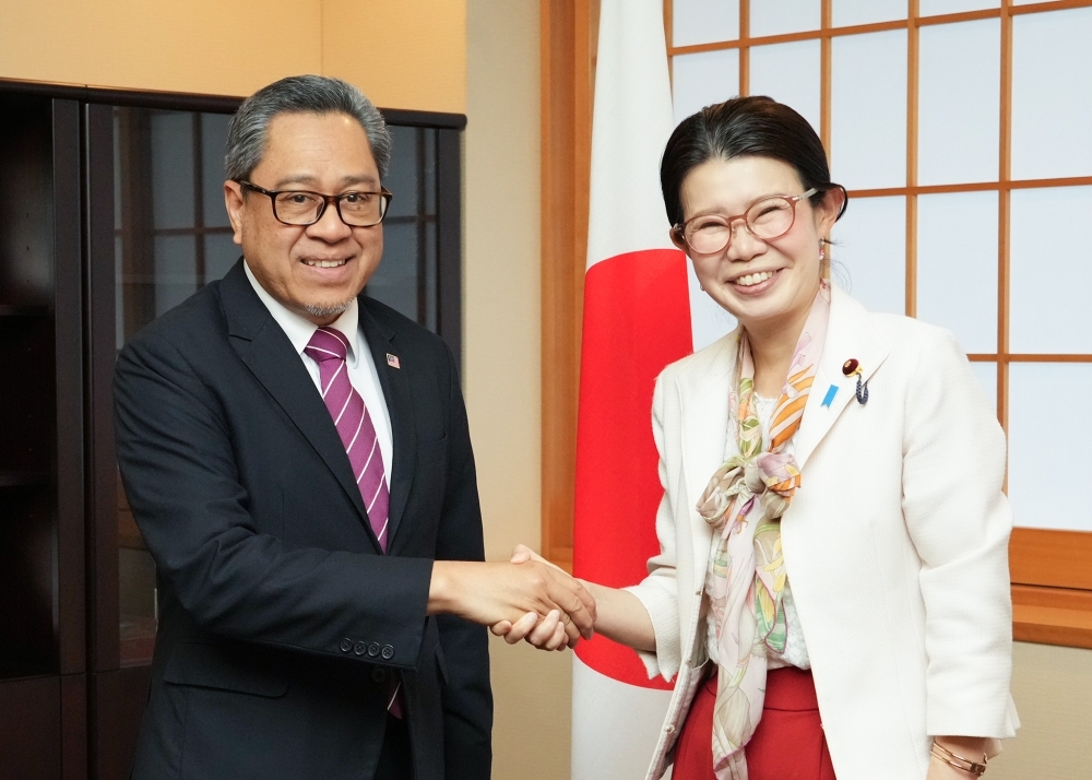 State Minister KUNIMITSU shaking hands with H.E. Dato’ Ahmad Rozian, Ambassador-Designate of Malaysia to Japan