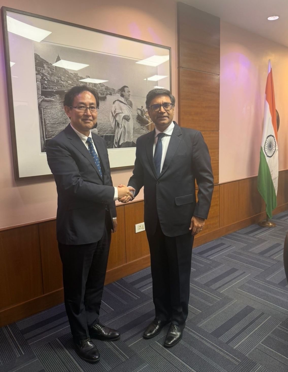 Senior Deputy Minister Namazu shaking hands with Foreign Secretary Misri of India