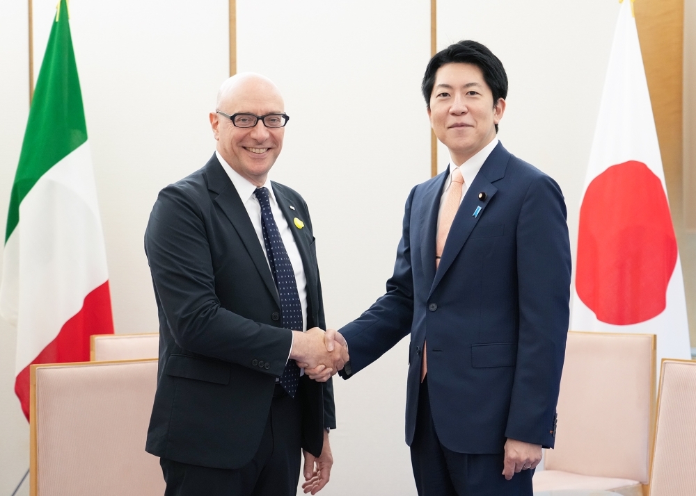 Deputy Chief Cabinet Secretary SATO shaking hands with H.E. Mr. Vattani, Ambassador of Italy to Japan