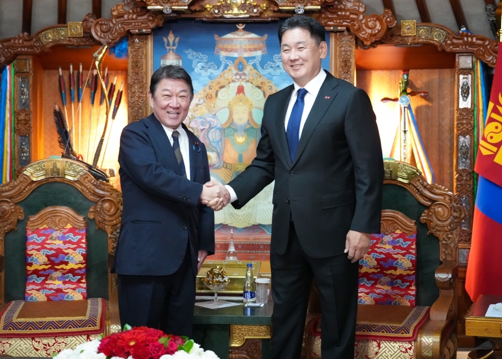Minister MOTEGI shaking hands with President Khurelsukh