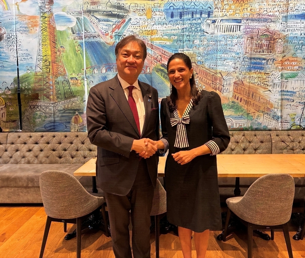 State Minister HORII shaking hands with Minister Delegate Caroit