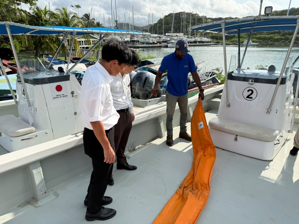 Parliamentary Vice-Minister Shimada inspecting sargassum removal equipment