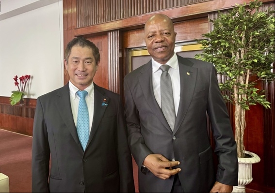 Parliamentary Vice-Minister ONISHI posing for a photograph with Prime Minister D'OLIVEIRA DOS RAMOS