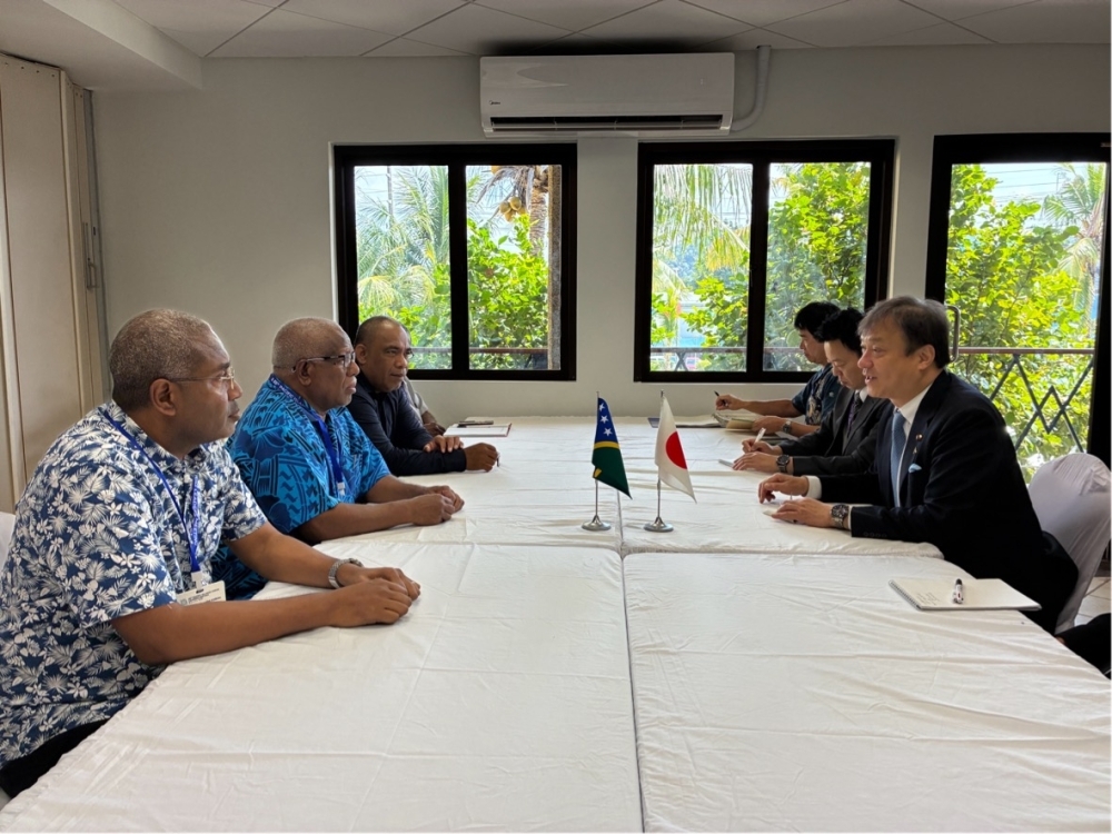 Meeting between State Minister HORII and Hon. Rick Nelson Houenipwela, Minister of Foreign Affairs and External Trade and Hon. Peter Kenilorea Jr., Minister of National Planning and Development Coordination of Solomon Islands
