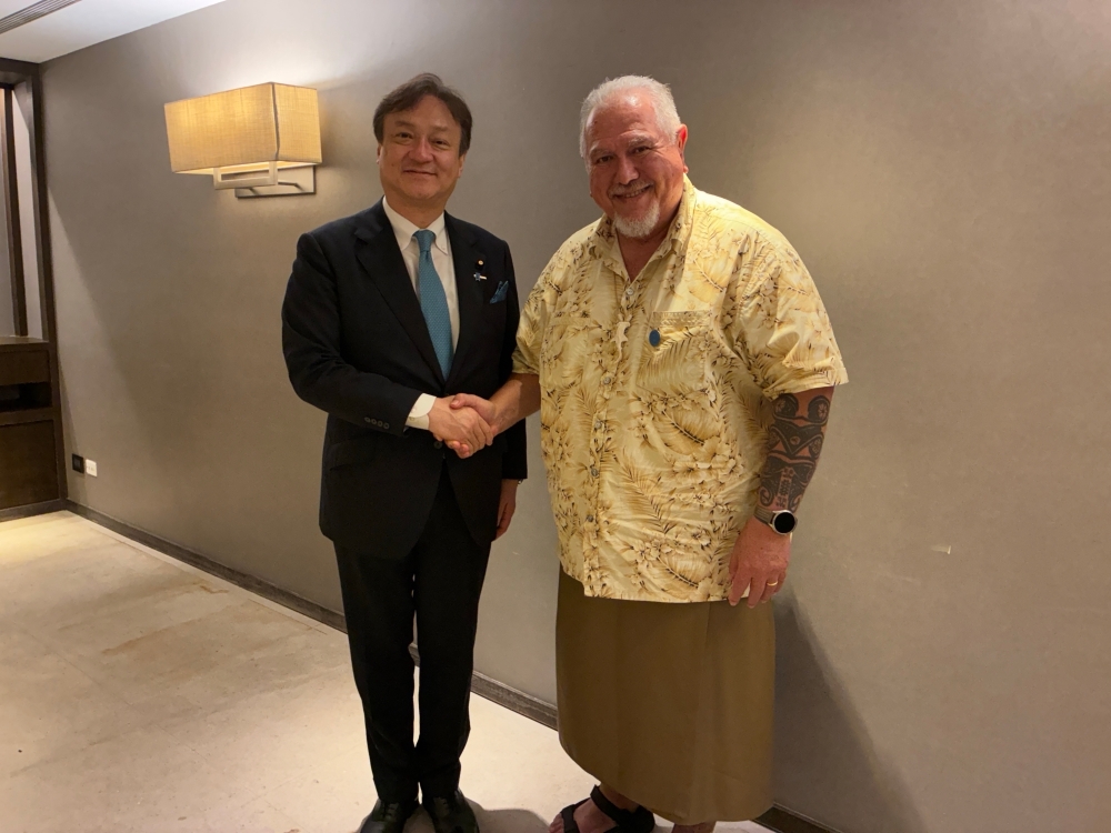 The handshake between State Minister HORII and H.E. Mr. Moetai Brotherson, President of French Polynesia