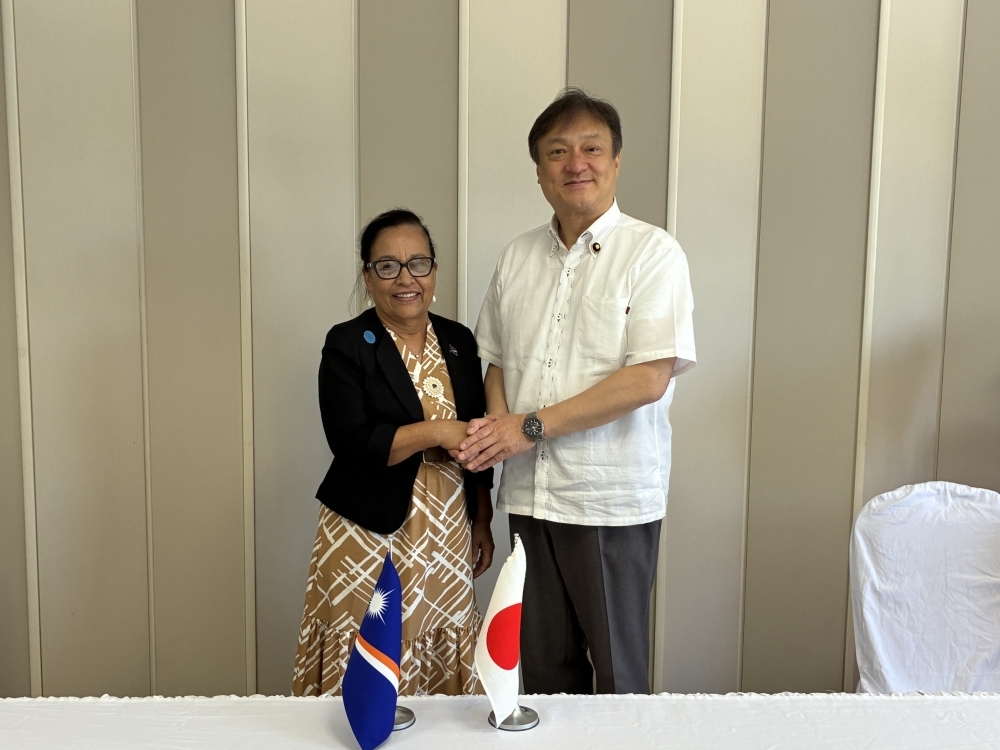 he handshake between State Minister HORII and H.E. Dr. Hilda C. Heine, President of the Republic of the Marshall Islands