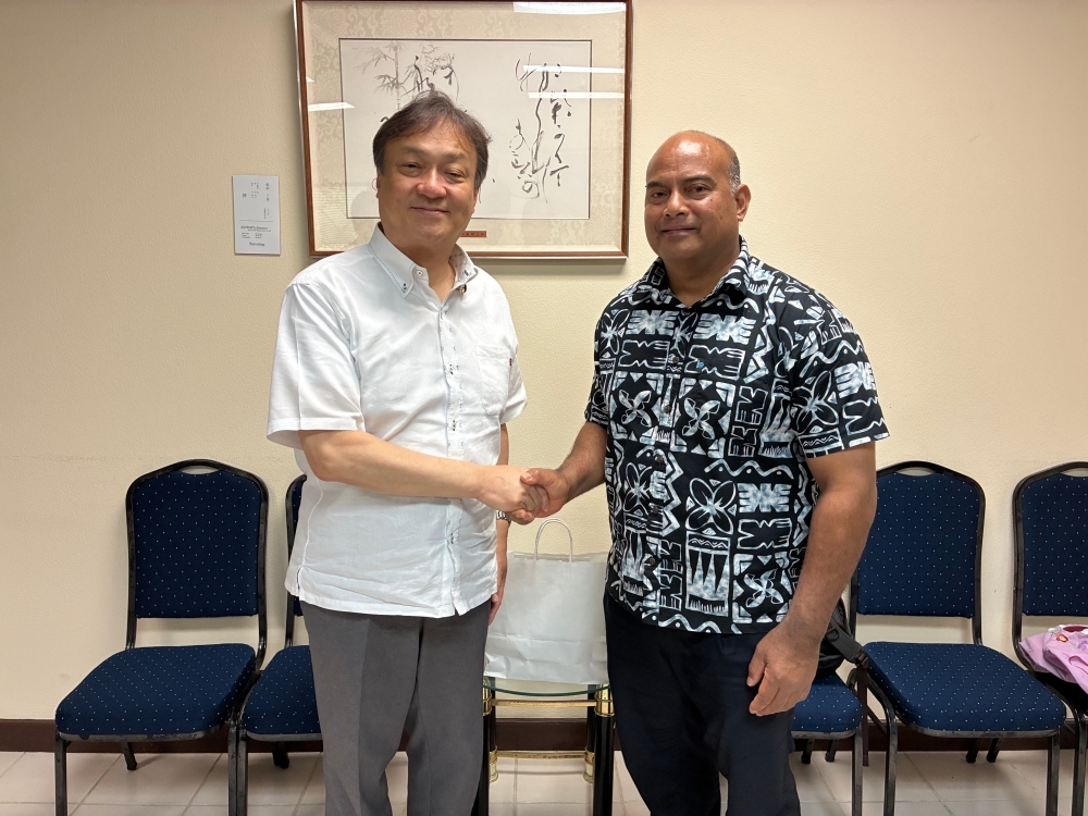 The handshake between State Minister HORII and H.E. David Adeang, President of the Republic of Naoero