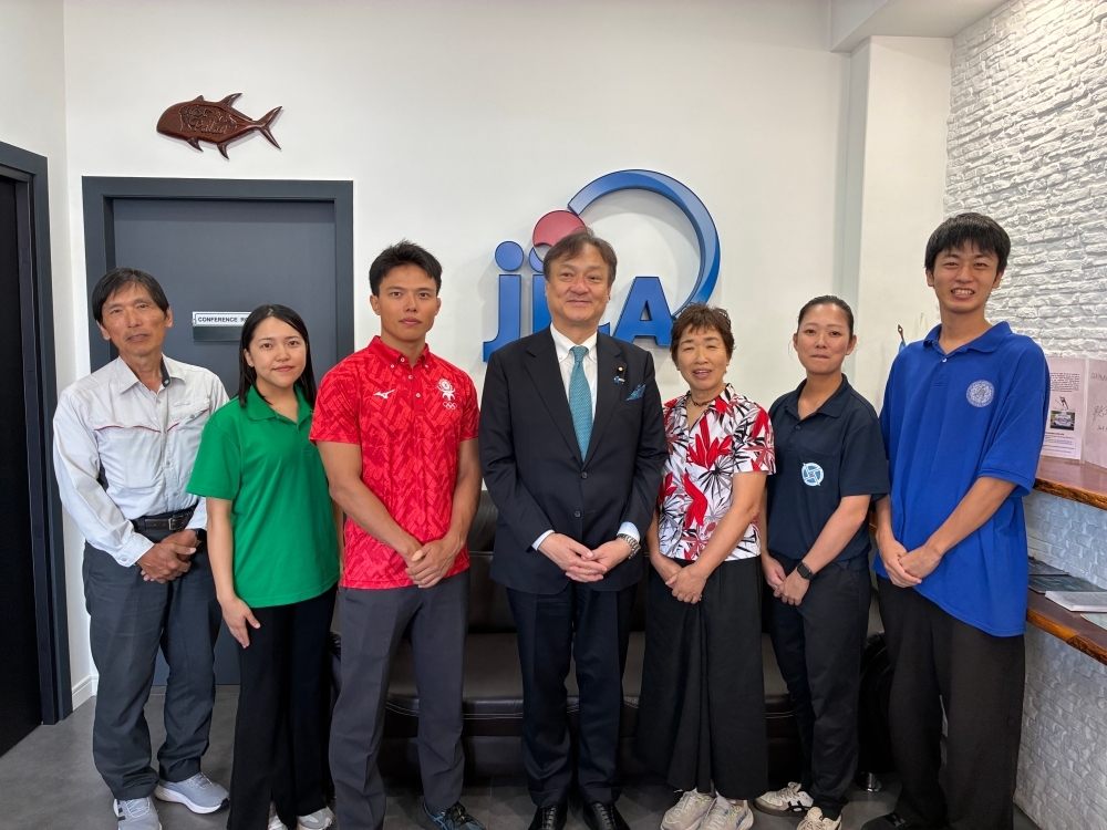State Minister HORII and JICA Overseas Cooperation Volunteers