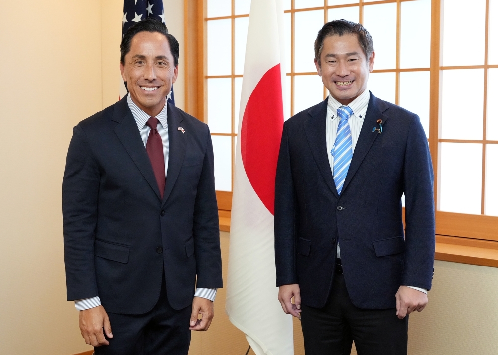 Parliamentary Vice-Minister ONISHI taking a picture with Mayor Gloria