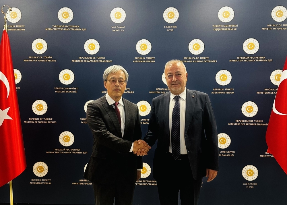 H.E. Mr. MINAMI shaking hands with Deputy Chairman of the Cabinet of Ministers and Minister of Foreign Affairs Meredov
