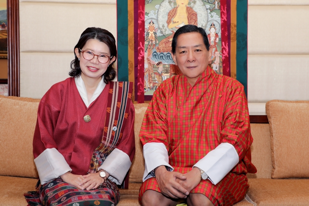 State Minister KUNIMITSU posing for a photograph withHis Majesty the Fourth King Jigme Singye Wangchuck