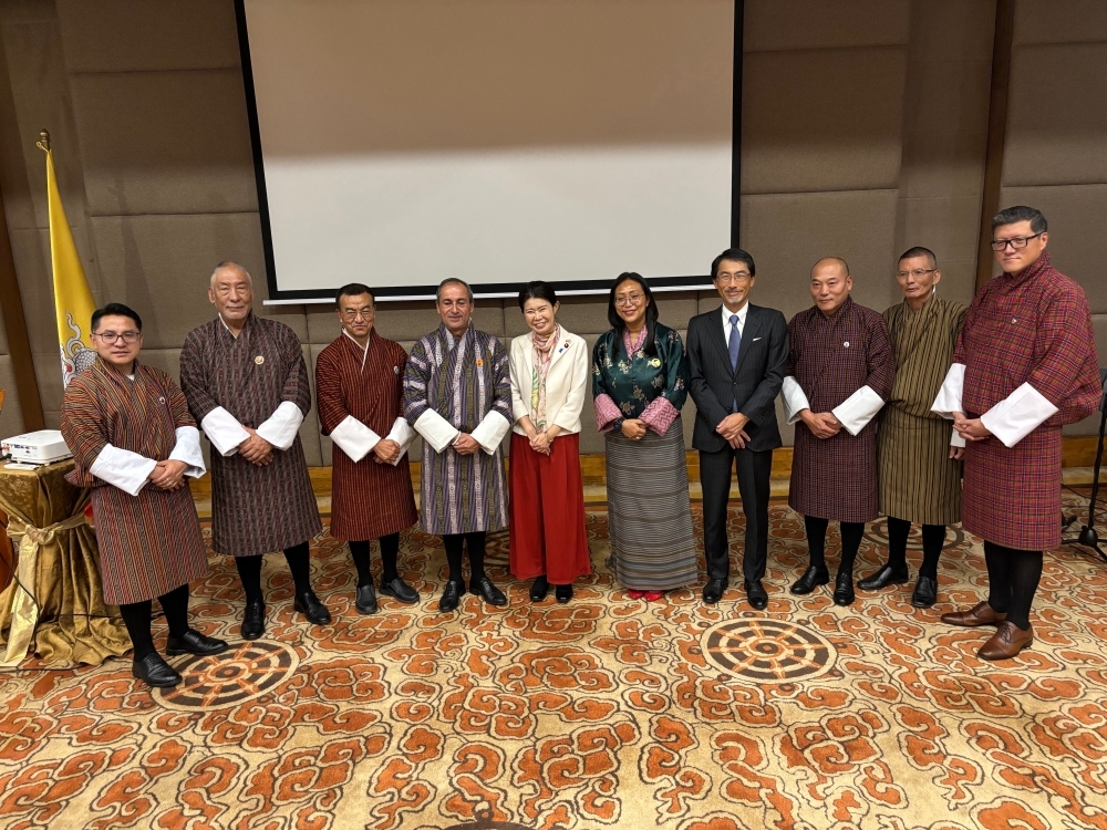 Commemorative photo with the main attendees of the reception