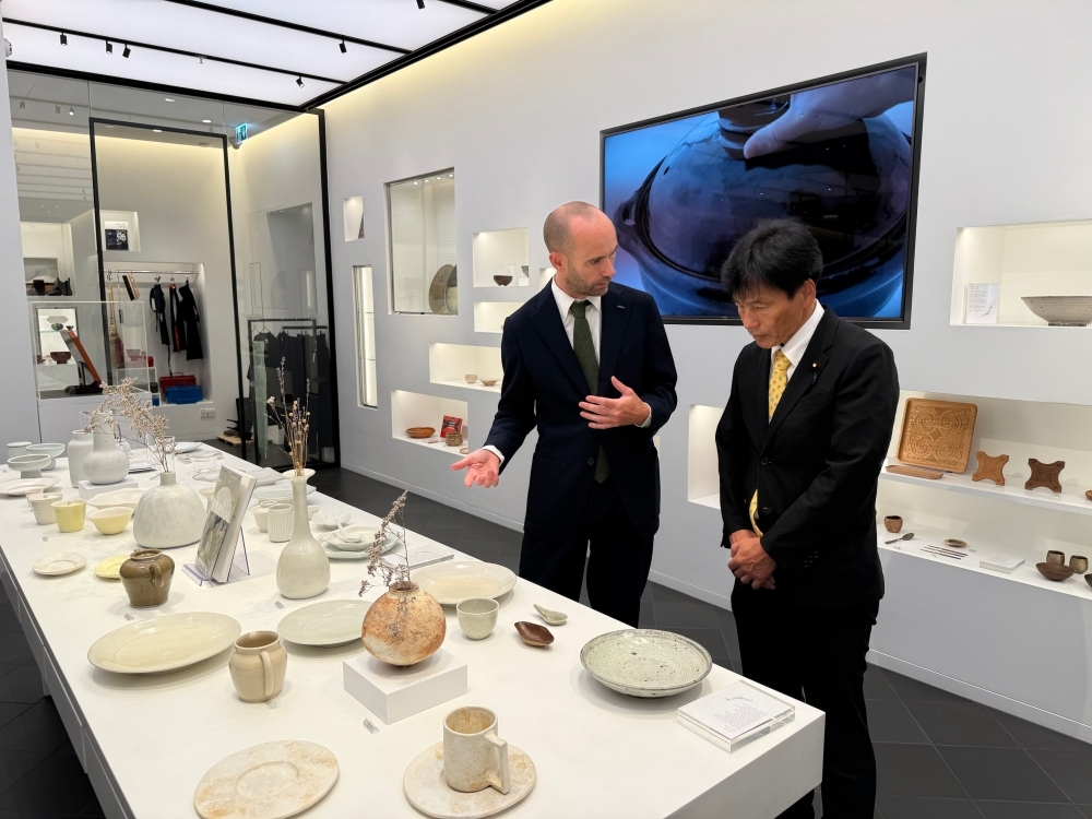 Parliamentary Vice-Minister SHIMADA visiting the exposition guided by Director General and CEO Mr. Sam Thorne