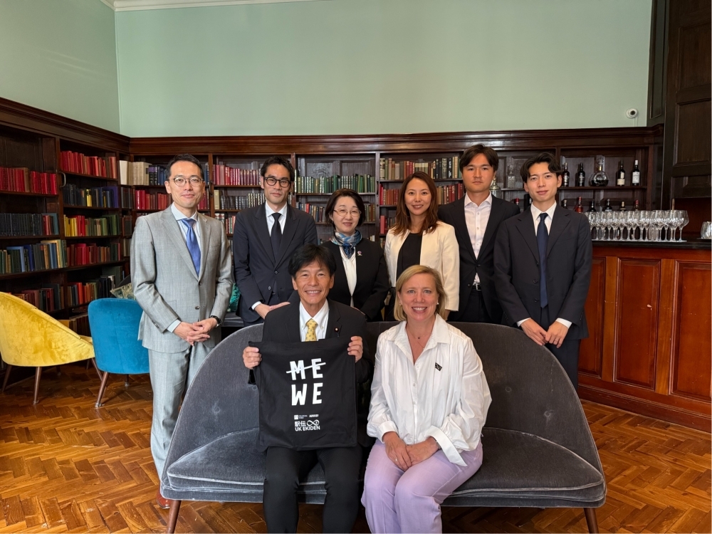Group photo of Parliamentary Vice-Minister SHIMADA with organizers of Ekiden in the U.K.